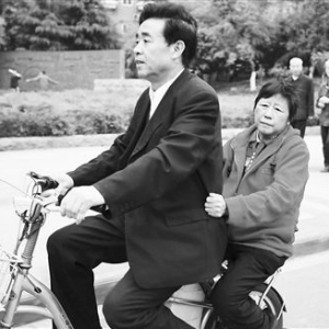 他让患尿毒症的妻子活了19年
